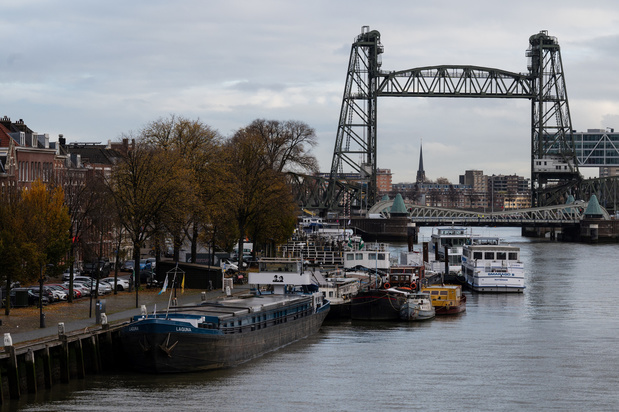 Il n'est pas encore question de démonter un pont historique de Rotterdam pour laisser passer le yacht de Bezos