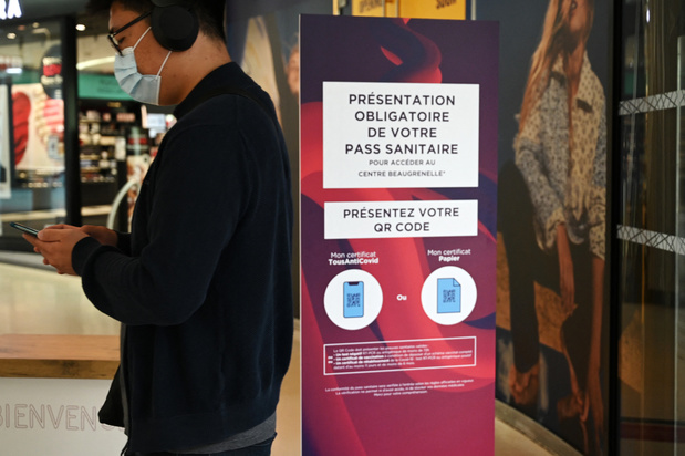 Pass sanitaire en France: contrôles à la chaîne dans de grands centres commerciaux