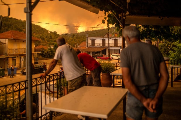 Grèce: les pompiers livrent leur 7e jour de bataille contre le brasier de l'île d'Eubée (en images)