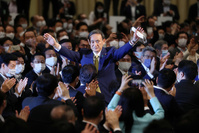 Yoshihide Suga, un nouveau Premier ministre japonais symbole de continuité