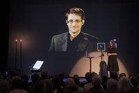 Edward Snowden reçoit un titre de résident permanent en Russie