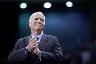 Trump s'acharne contre John McCain, sénateur républicain décédé