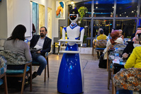 A Mossoul, un restaurant et ses serveurs automates propulsent les clients vers le futur