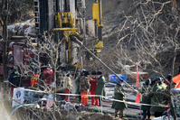 Chine: les sauveteurs creusent pour atteindre les mineurs coincés