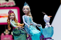 Mattel va à nouveau pouvoir vendre des poupées Elsa après un accord avec Disney