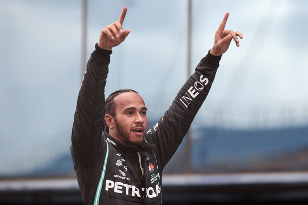 Lewis Hamilton evenaart Michael Schumacher met zevende wereldtitel