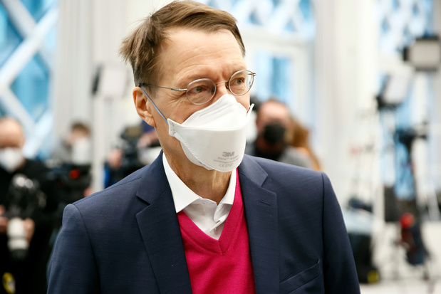 Duitse minister van Volksgezondheid Karl Lauterbach pleit voor verplichte vaccinaties
