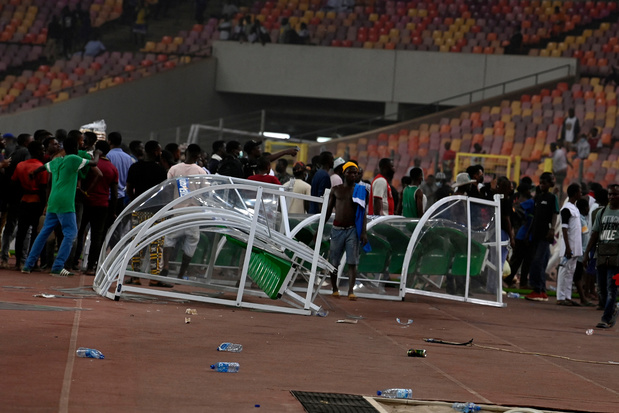 Zambiaanse FIFA-arts sterft nadat duel tussen Nigeria en Ghana uitmondt in geweld
