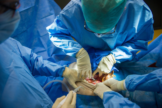 Première microchirurgie réalisée avec succès à l'UZ Brussel à l'aide d'un robot