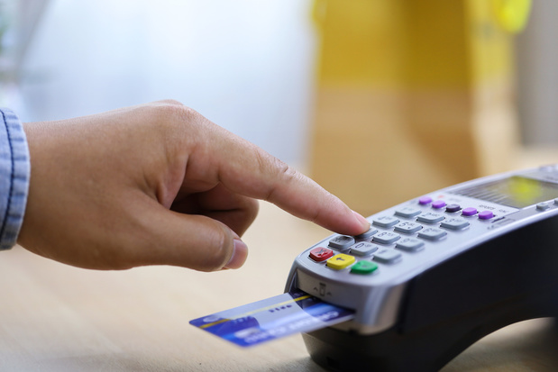 Belg betaalt steeds meer met kaart maar klaagt over gebrekkige beschikbaarheid cashautomaten