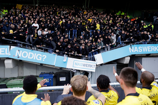 Op het nippertje: tribune stort in na NEC-Vitesse maar wordt tegengehouden door container