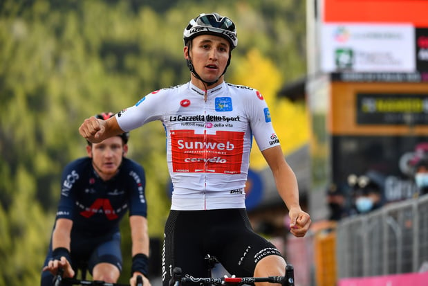 Sunweb zet Giro op z'n kop: Jay Hindley wint etappe, Wilco Kelderman pakt roze