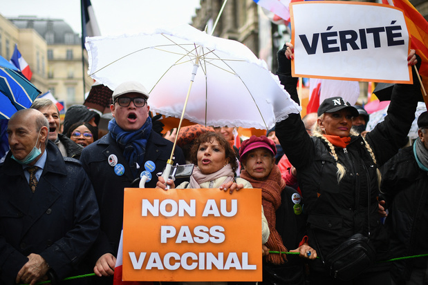 Mobilisation des anti-pass et antivax en très net rebond en France