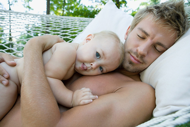 Huid-huidcontact met de vader is goed voor baby's geboren via keizersnede