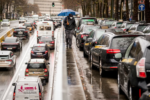 Uber: L'ordonnance "sparadrap" examinée, une centaine de chauffeurs de taxis devant le Parlement bruxellois