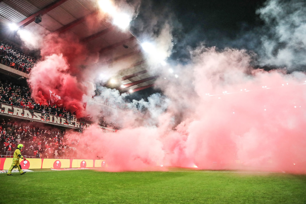 Standard verliest van Charleroi - rookpijlen onderbreken wedstrijd