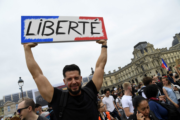 Covid en France: des pass sanitaires sautent et des opposants marchent