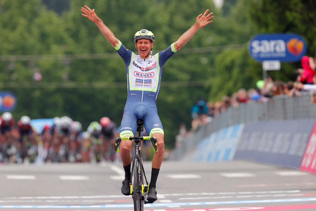 Giro: Taco van der Hoorn blijft peloton voor en wint derde etappe