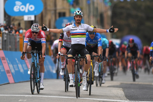 Alaphilippe wint voor Van der Poel en Van Aert in Tirreno-Adriatico, Bennett te sterk in Parijs-Nice