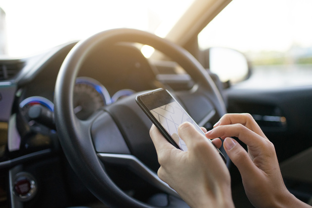 Votre smartphone vous sert de GPS en voiture? Ne le mettez plus sur vos genoux