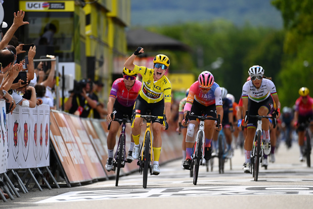 Tour de France Femmes: gele trui Marianne Vos wint zesde rit, Lotte Kopecky derde