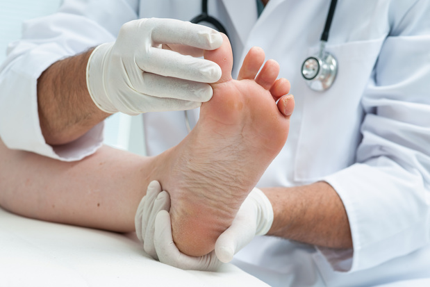 Pédicure, podologue ou spécialiste des soins des pieds ? Qui fait quoi et est actuellement actif ?