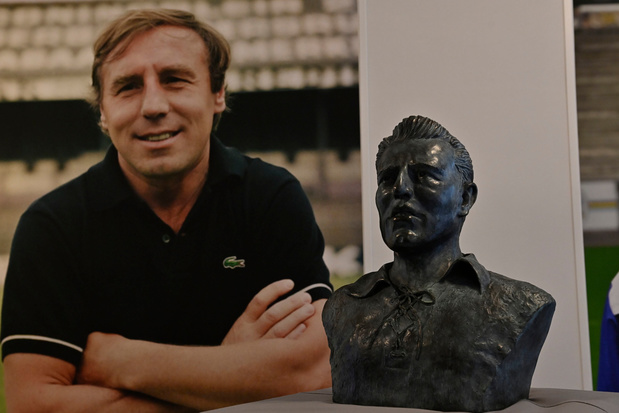 Beerschot onthult borstbeeld van Rik Coppens in Olympisch Stadion