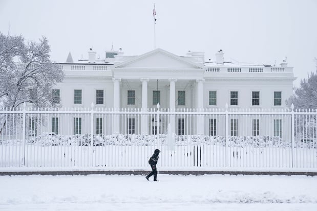 Une tempête de neige frappe Washington et accentue le chaos sur le trafic aérien aux Etats-Unis
