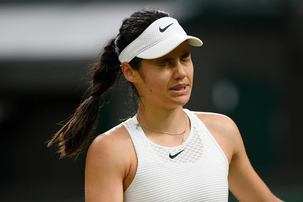 Tienersensatie Emma Raducanu geeft op in achtste finale Wimbledon