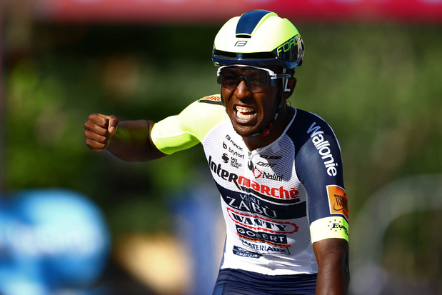 Giro: Biniam Girmay klopt Mathieu van der Poel in sprint in Jesi