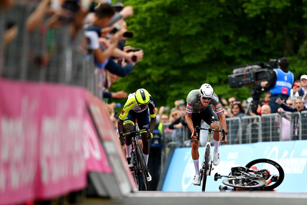 Giro: Mathieu van der Poel wint eerste etappe en maakt roze droom waar
