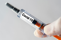 Coronavirus: AstraZeneca suspend les essais cliniques de son vaccin après 