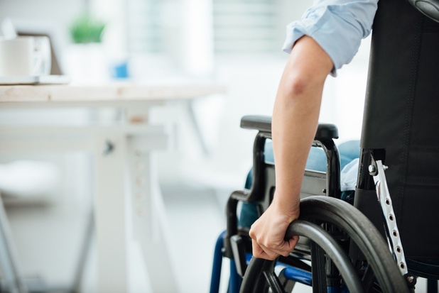 Des chercheurs de la VUB mettent au point un fauteuil roulant autodidacte