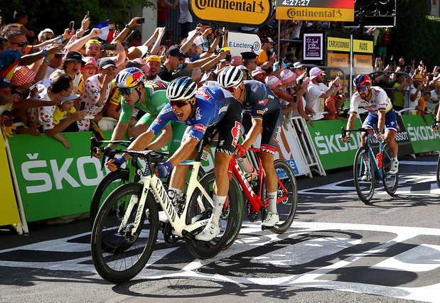 Alles over rit 19 van de Tour: Philipsen de ritzege, Van Aert het record van Sagan?