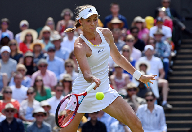 Wimbledon: Elena Rybakina renverse Ons Jabeur pour s'offrir le premier Grand Chelem de sa carrière