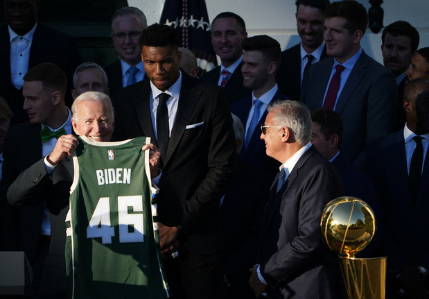 President Biden huldigt NBA-kampioen Milwaukee in Witte Huis