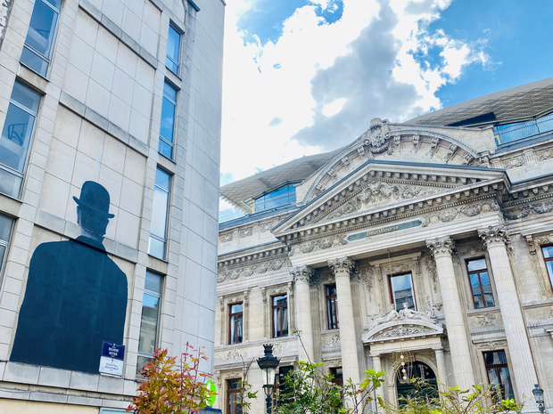 125 jaar Magritte: Brussel bulkt van de bolhoeden