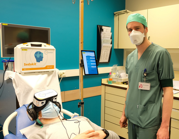 A.S.Z. zet VR-bril in tijdens urologische ingrepen