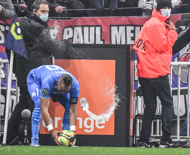 Wedstrijd Lyon-Marseille gestaakt nadat Dimitri Payet door waterflesje wordt geraakt