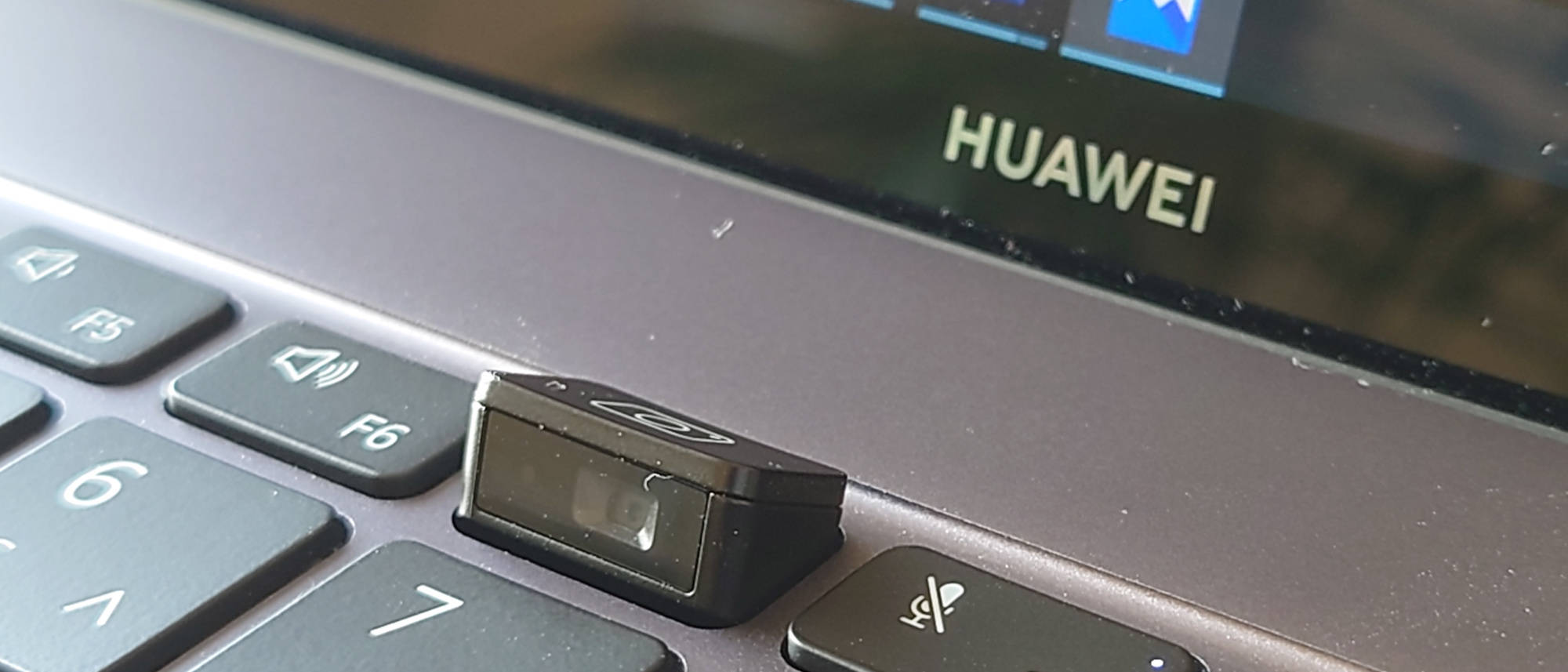 De camera van de Huawei Matebook X Pro zit in het toetsenbord weggewerkt., KVdS