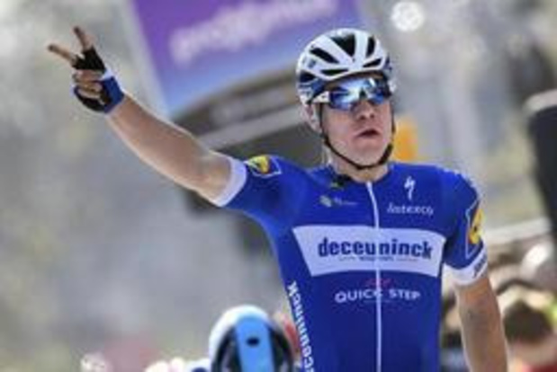 Jakobsen wint vierde rit Vuelta met minieme voorsprong op Bennett