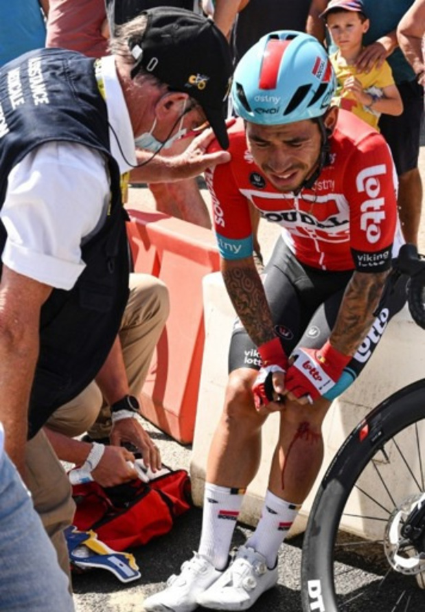 Caleb Ewan souffre de l'épaule et du genou après sa chute dans un virage du Tour de France
