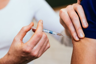 Kan je werkgever je verplichten om je te laten vaccineren?