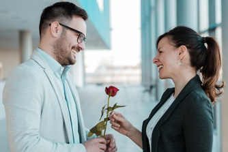 Kan je werkgever je verbieden om een relatie te hebben op het werk?