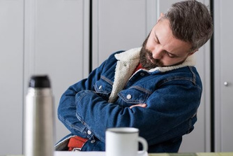 Waarom in slaap vallen op het werk je soms je job kan kosten