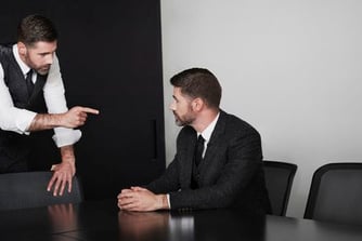 Drie manieren om te reageren als je werkgever je onder druk zet ontslag te nemen