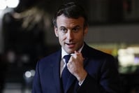 France 2022: Macron, toujours pas candidat, met la priorité sur l'international