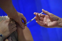 Covid: Pfizer et Moderna testent leur vaccin contre la nouvelle variante