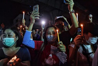 La contestation s'intensifie en Birmanie tandis que l'armée poursuit les arrestations