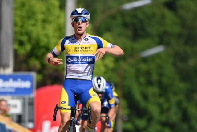 Robbe Ghys troeft Evenepoel in sprint af en wint 1e rit Baloise Belgium Tour - België - Knack